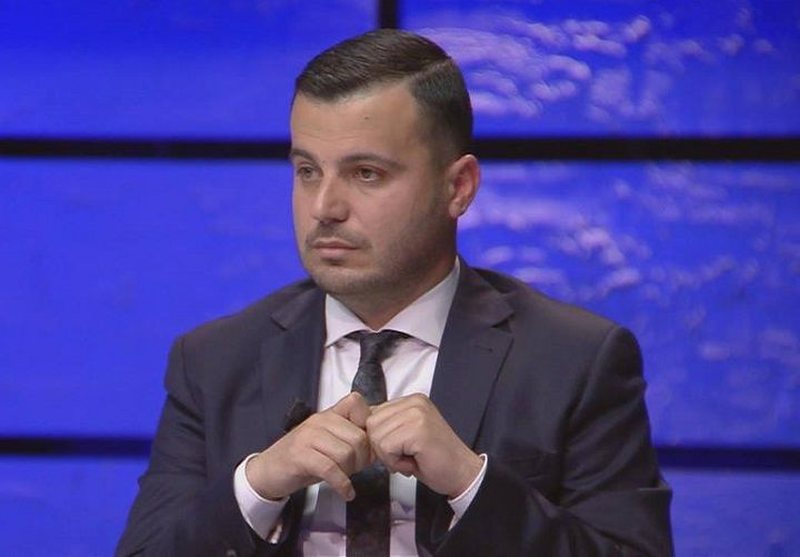 “Në 14 vjet deputetët kanë ligjëruar çdo grabitje” – Klodian Tomorri: Mielli dhe domatet në fytyrë po u denigrojnë figurën? U diskredituan kur ngritën kartonin për vjedhjet