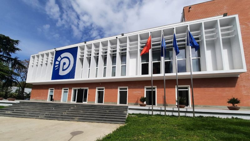 Partia Demokratike ankimon në Kushtetuese vendimin e Kuvendit për rrëzimin e komisioneve hetimore për AKSHI-n dhe rrugët