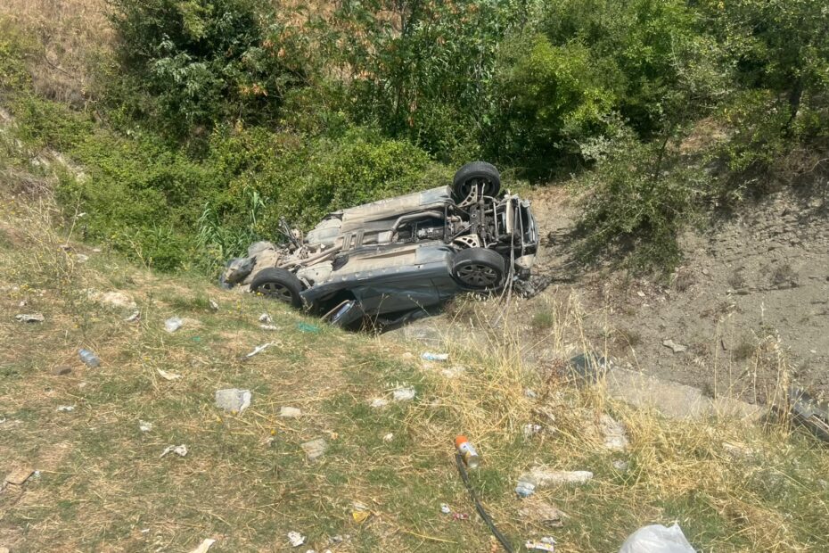 Aksident i rëndë pranë Gramshit, makina del nga rruga dhe rrokulliset disa herë, dy të plagosur 10 99aac063 8d57 4d60 8690 206aa8f5f8d9
