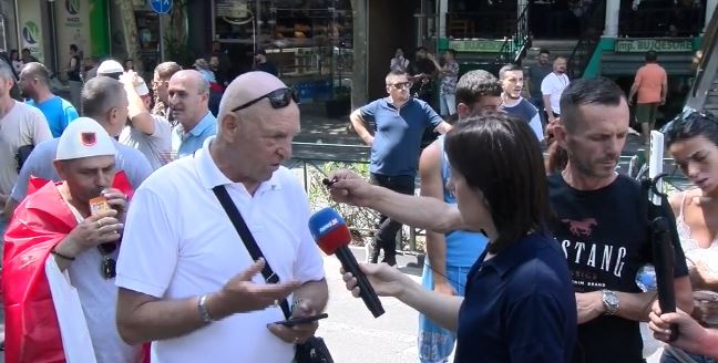 I biri u shoqërua gjatë protestës para Kuvendit/ Babai i Gent Prognit: Populli do i çojë në vendin që e meritojnë këta kriminelë! Shqiptarët të bashkohen 6 BABABI I GENT PROGIT