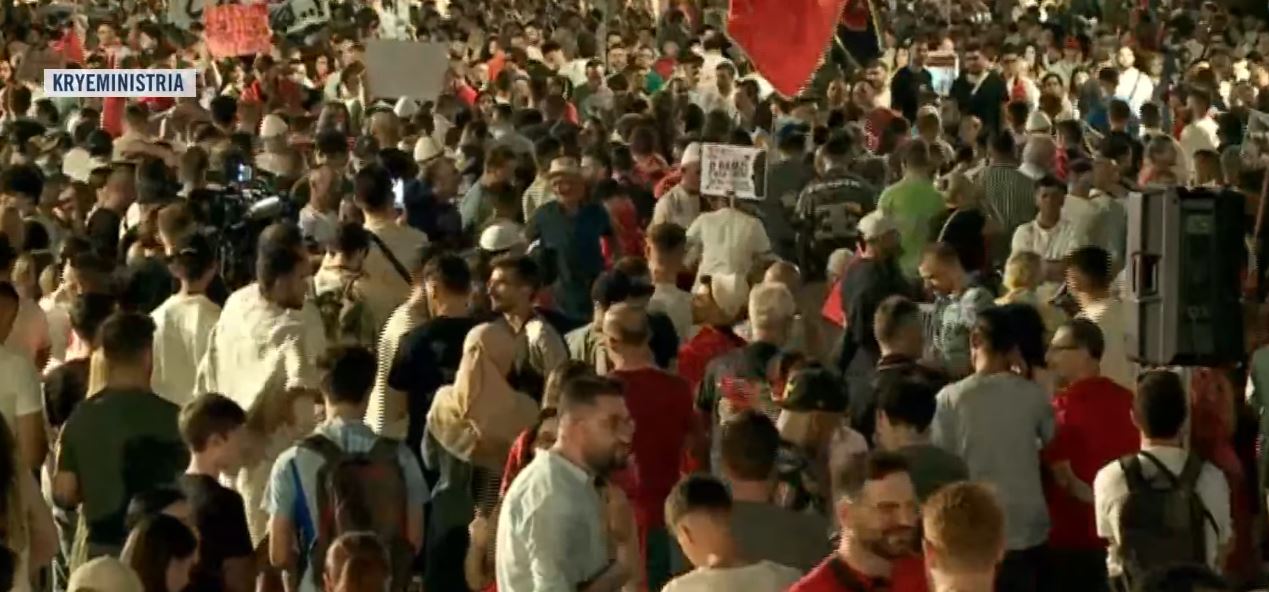 “Rama jepe dorëheqjen”/ Mbi tre orë në sheshin para Kryeministrisë, nis marshimi i protestuesve në rrugët e Tiranës 10 Capture 12