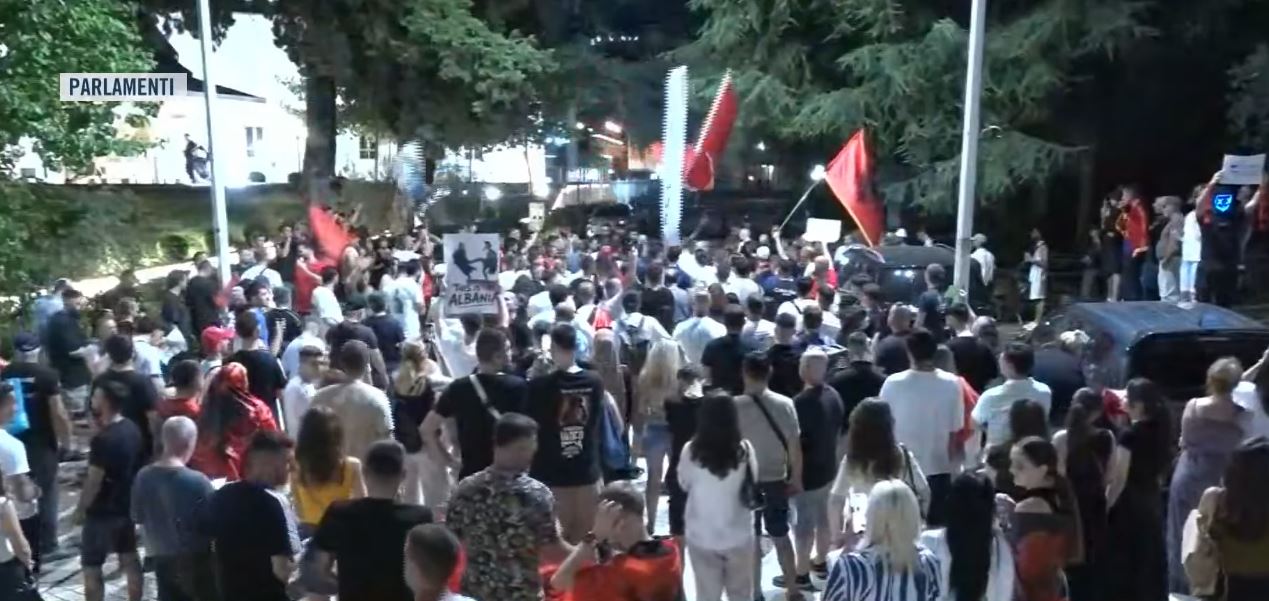 “Shqipëria kërkon revolucion”/ Protestuesit mbërrijnë pranë Parlamentit, ushton thirrja: Ju erdhi fundi! 6 Capture 14