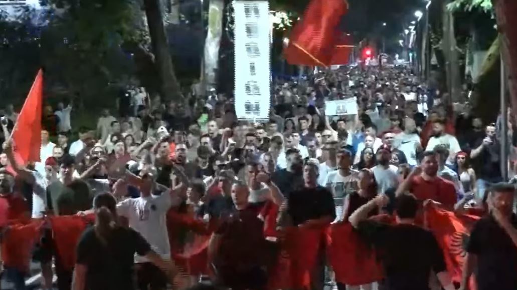 “Shqipëria kërkon revolucion”/ Mbyllet protesta e 32-të, qytetarët kërkojnë dorëheqjen e Ramës: Ju erdhi fundi! 5 Capture 16