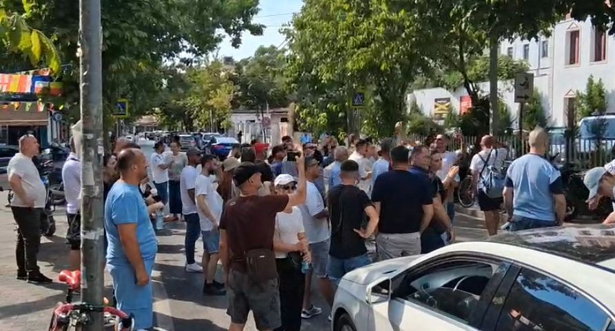 Mbi 20 të shoqëruar pas tensioneve në protestë/ Qytetarët para Komisariatit nr.3, bllokohet qarkullimi në rrugën Mine Peza