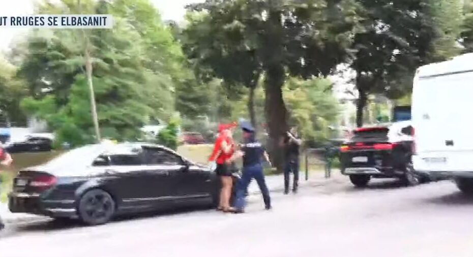 “Mos na provokoni!”/ Tensione në protestë, qytetarët hedhin vezë në drejtim të policisë, efektivët përgjigjen me gaz lotsjellës 3 Capture 273