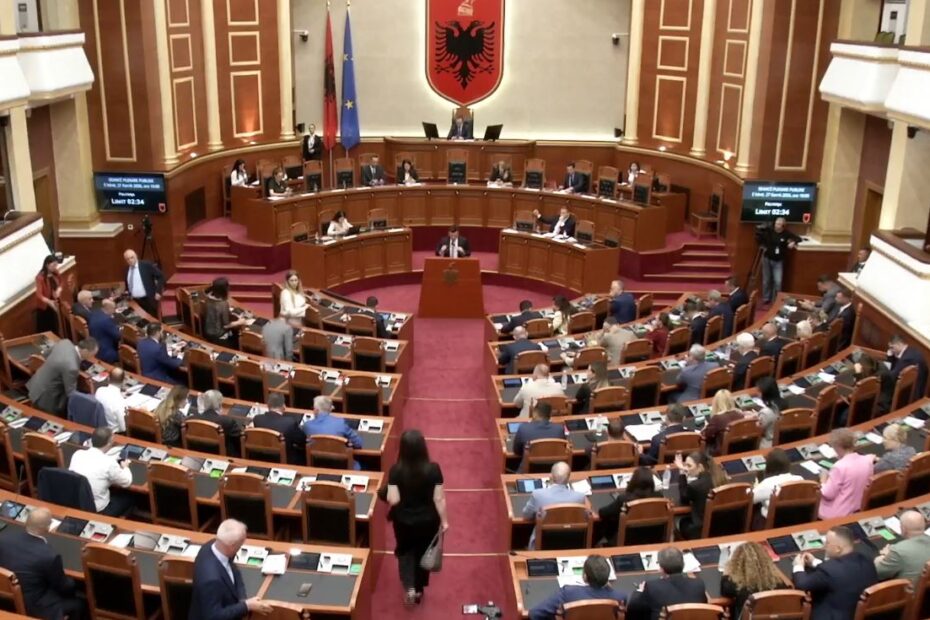 “Mbroni Belindën, arrestoni Arben Kolën”/ Shehaj “shpërthen” në Kuvend: 10 policë e morën zvarrë për t’ju “mbrojtur” ju! “Blindoheni” këtu sepse keni frikë 12 Capture 277
