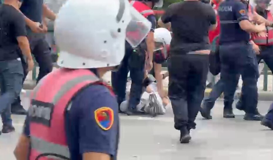 Protesta kundër Ramës/ Rritet numri i të shoqëruarve nga policia. Të shtrirë në tokë, momenti kur qytetarët merren me forcë nga efektivët (VIDEO) 11 Capture 278