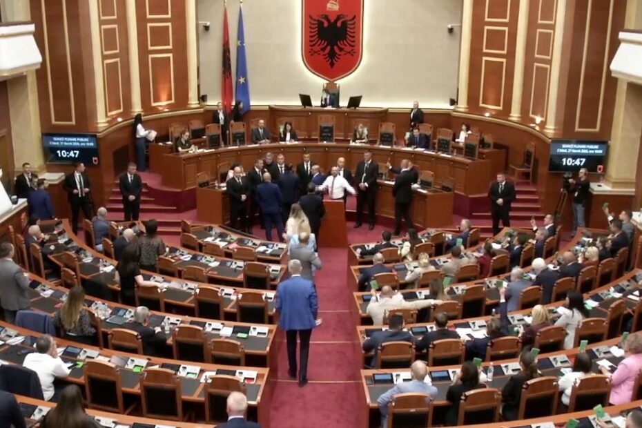 Marrëveshja me SHBA-në kalon me procedurë të përshpejtuar, Kuvendi mblidhet në orën 15:00, PD bllokon foltoren! Mbyllet seanca 6 Capture 280