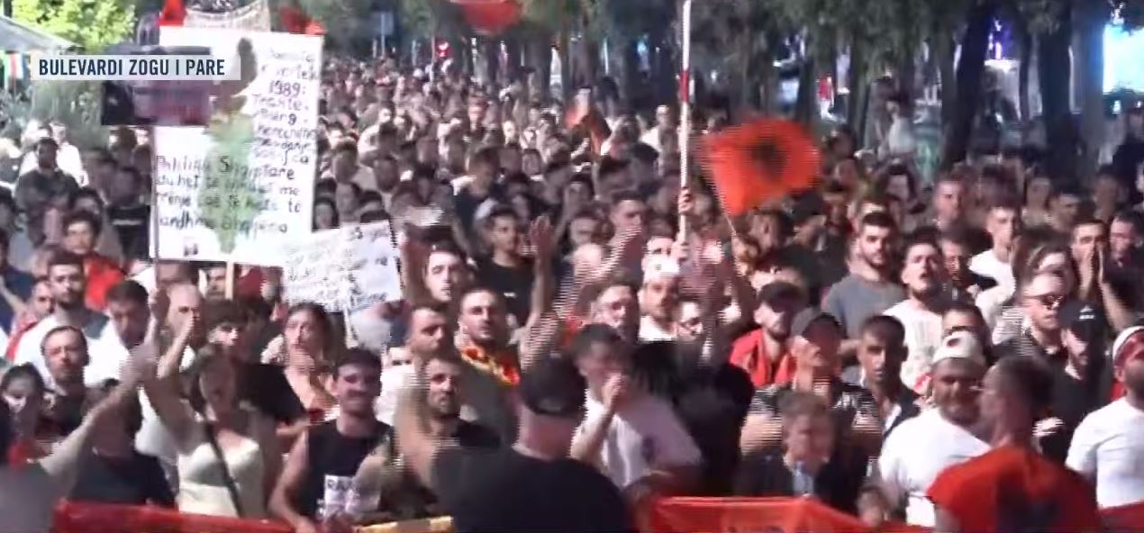 “Sonte në protestë, jo protestë në kafe”/ Rrugët e Tiranës plot flamuj dhe pankarta, ushton thirrja: Revolucion! Rama jepe dorëheqjen!