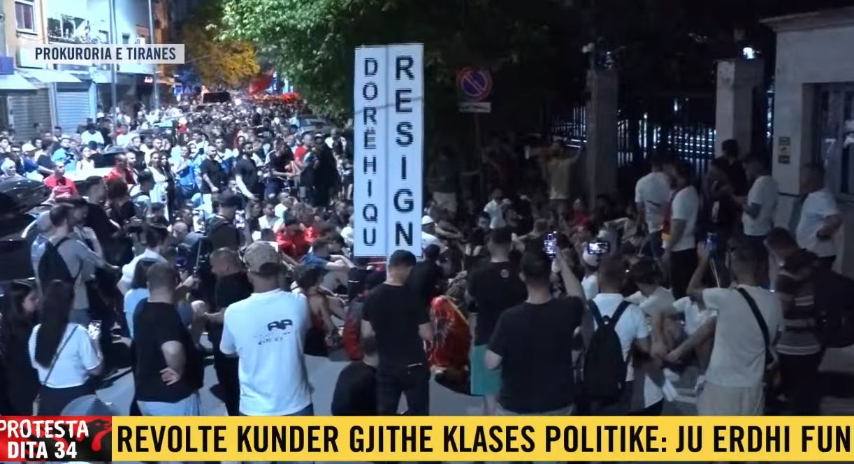 Katër orë protestë! Qytetarët mbërrijnë para Prokurorisë Tiranë, ulen këmbëkryq në rrugë: Lironi çunat, arrestoni Ballukun!