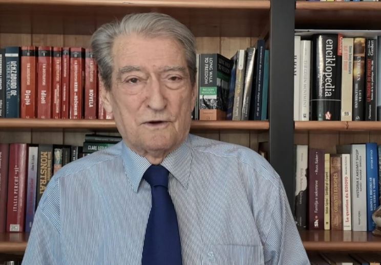 Deti i protestuesve “pushtoi” dje Tiranën! Berisha: Përsëritën 20 Shkurtin e 1991! I organizuan Edi Ramës me simbolizma, funeralin e tij politik