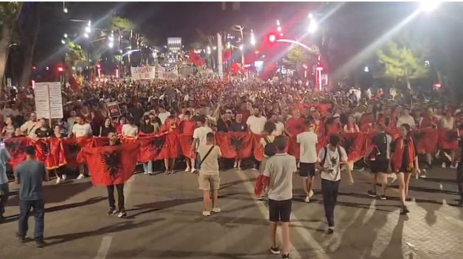 Flamuj, pankarta dhe thirrje për një Shqipëri të re, protestuesit “pushtojnë” rrugët e Tiranës, ushton kërkesa: Rama jepe dorëheqjen! 11 Capture 92