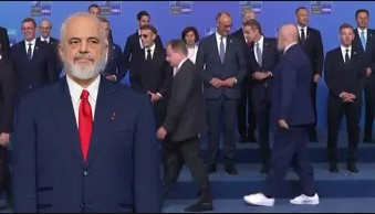 Donald Trump e injoroi/ CNN turk: Liderët e NATO-s qeshën kur panë Ramën me atletet e bardha, në nisje të Samitit të Ankarasë