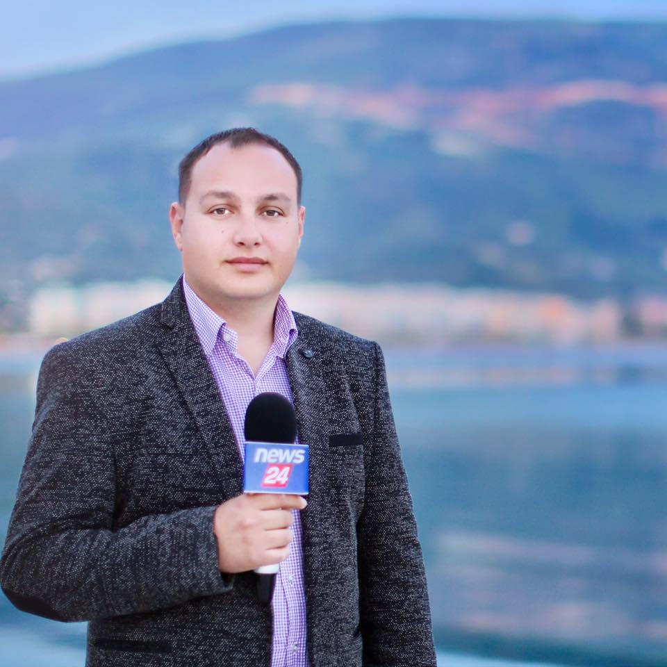 U nda nga jeta tragjikisht në aksident/ I jepet lamtumira gazetarit Enrik Mehmeti, trupi përcillet drejt banesës fundit 3 Enrik Mehmeti