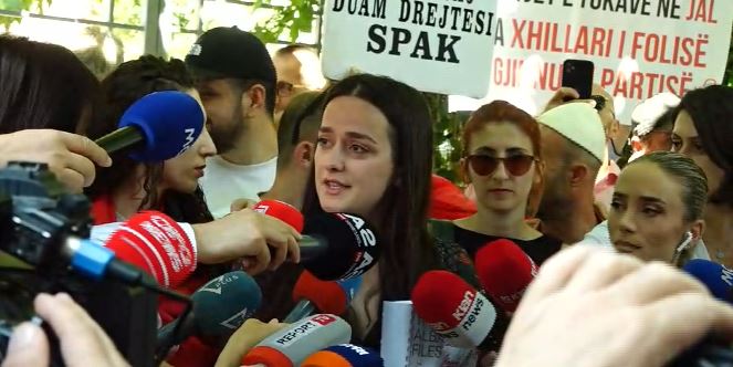 “Ligji u ndryshua me porosi. Të dorëhiqet”, aktivistja nga protesta para SPAK: “Albania Files”, arma e krimit që Rama shkatërroi Shqipërinë! Do ta kallëzojmë! 5 GAZETARHA