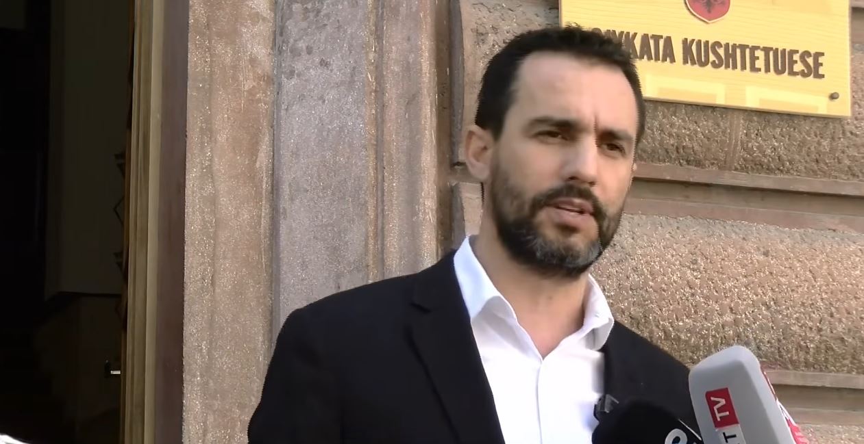 4 mln euro për koncertin e Kanye West në Tiranë, Lëvizja “Shqipëria bëhet” çon në Kushtetuese vendimin: Të shfuqizohet Akti Normativ 1 Lapaj