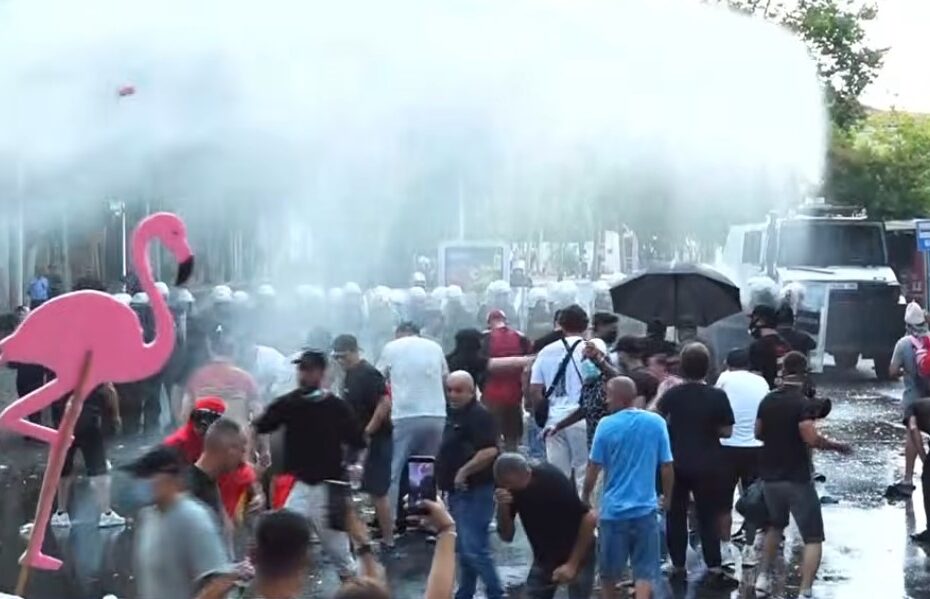 Makina e ujit drejt protestuesve