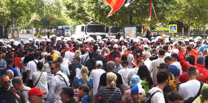 Bllokim i nyjeve kyçe! Protesta me skenar të ri, qytetarët u zënë “pritë” ministrave dhe deputetëve, ja ku do të vendosen 1 PROTESTA PARA PARLAMENTITI 1