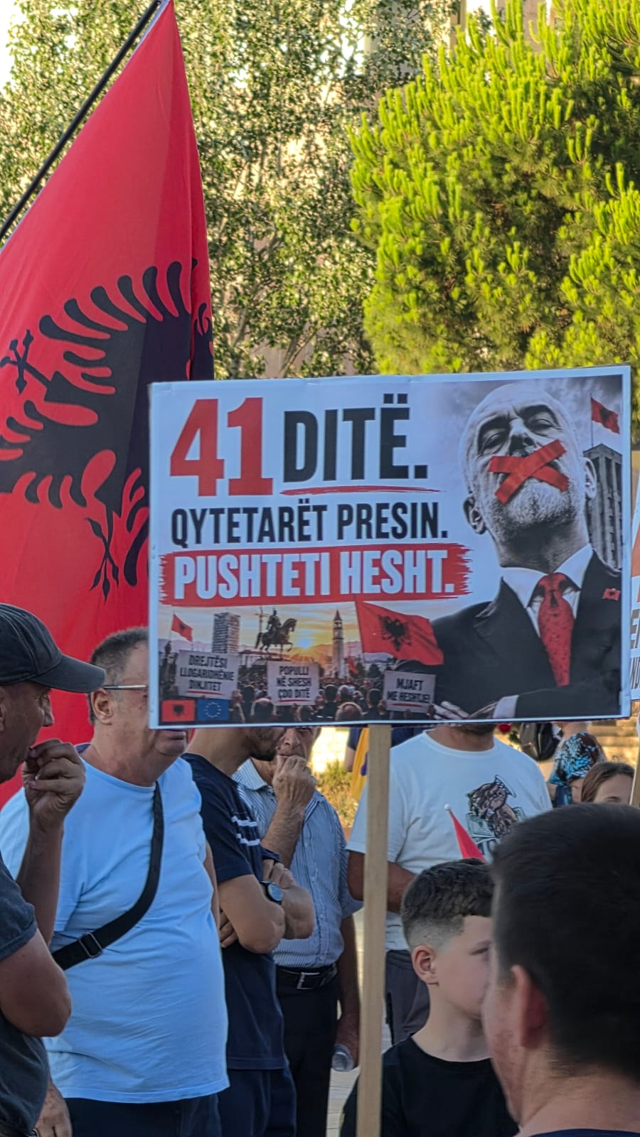 “Poza ndërkombëtare, heshtje për qytetarët”/ Protestuesit ‘kryqëzojnë’ Ramën: Kapitulli yt do të mbyllet së shpejti! 11 WhatsApp Image 2026 07 10 at 19.42.42 1