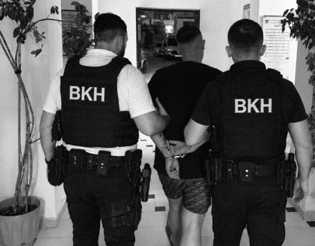 Pistoletë, karikatorë, dokumente të falsifikuara dhe…/ Ishte në kërkim nga Roma për dosjen “Ura”, SPAK jep detaje nga arrestimi i Ado Çobos: Udhëtonte shpesh drejt Italisë, por…