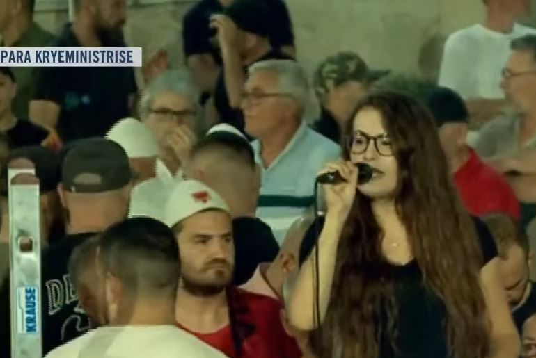 “Protestojmë për klasat kolektive në zonat rurale, pasi ju shpopulluat fshatrat”/ Aktivistja: Jetojmë në varfëri 4 aktivistr