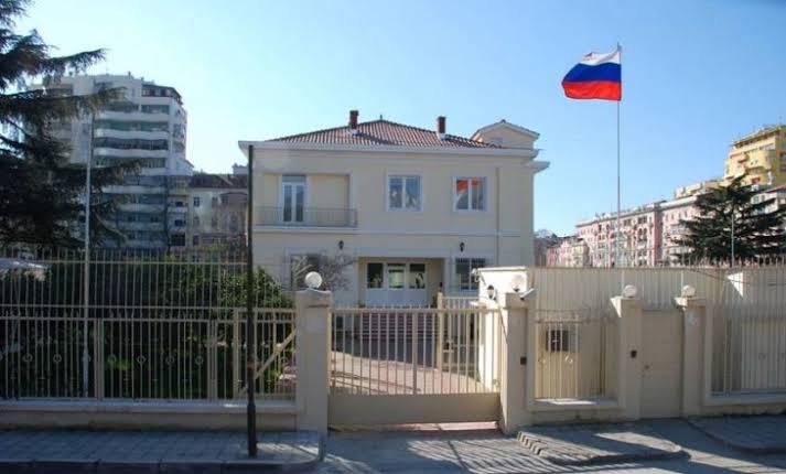 “Pas protestave fshihet Kremlini”/ Ambasada ruse reagon pas deklaratës së Ballës: Na habitën! Qeveria të ketë kujdes me deklaratat, po kërkojnë armiq aty ku nuk ka