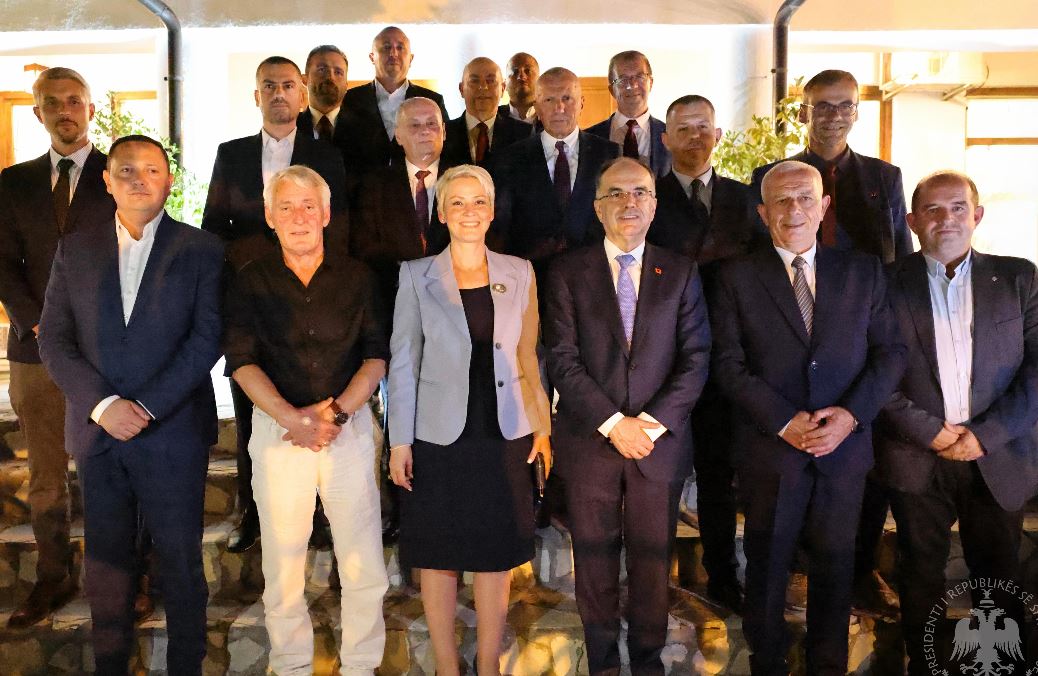 Kreu i shtetit vizitë në Luginën e Preshevës/ Begaj: Të drejtat dhe liritë e shqiptarëve duhet të respektohen. Gjuha shqipe pasuri e patjetërsueshme 12 bajrami