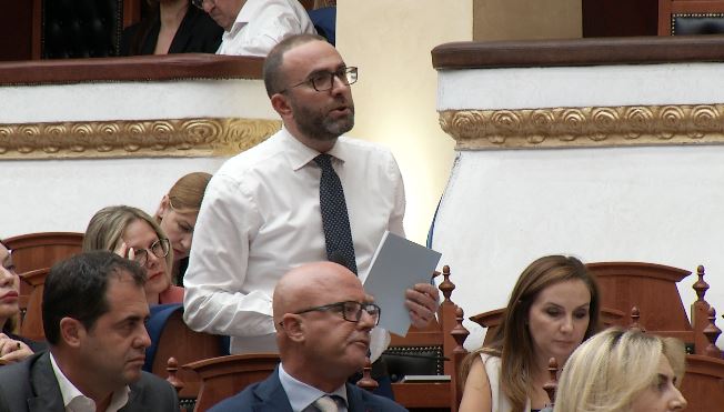 “Nuk ta dimë adresën e saktë që të t’i sillnim pyetjet në shtëpi”/ Bardhi ironizon Peleshin: Ke deklaruar se jeton me qira, por ke vilë me Belinda Ballukun 12 bardhi 2