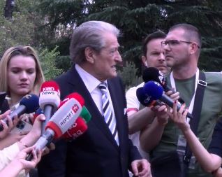 “Po kalojnë marrëveshjen me SHBA jashtë Kushtetutës”/ U paralajmërua se do t’i bashkoheshin protestës, Berisha: Qindra fermerë e zetorë janë bllokuar nga policia! 5 berosha a