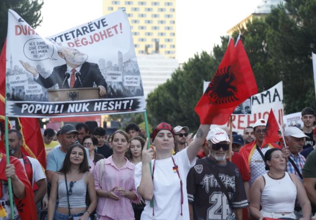 BIRN: Opinionet nga autorë ‘anonimë’ shënjestrojnë protestat e Flamingove