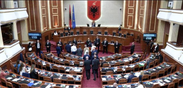 Avokati i Popullit ftohet të raportojë në Kuvend, opozita bllokon Foltoren. Peleshi njofton 5 minuta pushim 7 bllokohet foltorja