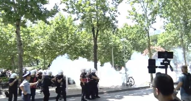 Policia shpërndan protestuesit me dhunë, deputetët dhe ministrat e PS “arratisen” nga Parlamenti! Makinat zyrtare largohen me shpejtësi (VIDEO) 2 gazlotjellesh