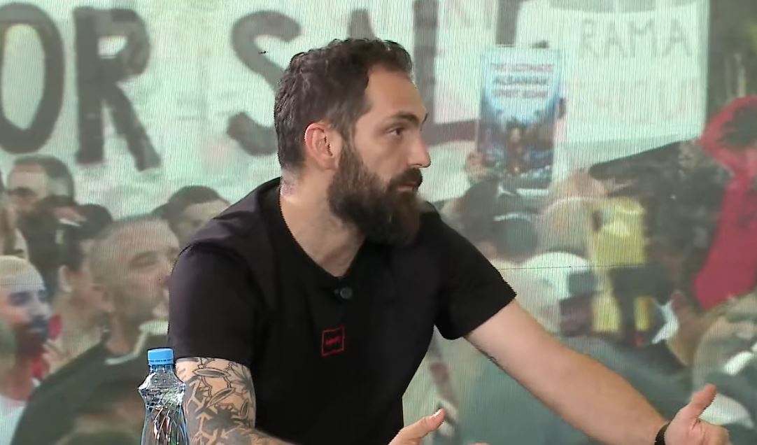 “Do të qëndrosh këtu derisa të të ikin shenjat”/ Progni tregon episodet e dhunës në protestën para Kuvendit: Manja më fyeu, truproja i tij më gjuajti në sy. Persona civilë na kanë intimiduar