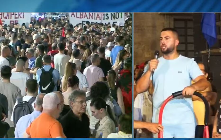 “Protestoj për shpopullimin dhe kushtet e këqija në Spitalin e Korçës”/ I riu nga sheshi para Kryeministrisë: Dje ishim brenda çdo rregulli, policët sulmuan të parët
