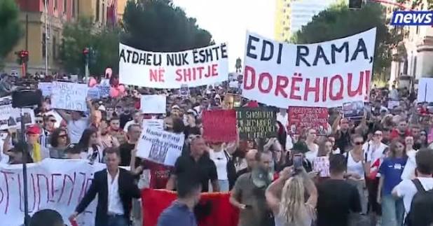 “Rama jep dorëheqjen”/ Sot në orën 10:00 protestuesit mblidhen para SPAK: Do të dorëzohet libri “Albanian Files” 3 images 1