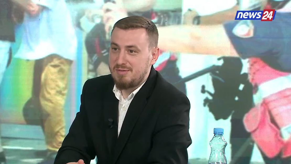 “Protesta i ka delegjitimuar”/ Gazetari: Qeveria përpiqet të manipulojë pamjet e pjesëmarrjes, por qytetarët çdo ditë shohin masivitet në shesh dhe gjatë marshimit