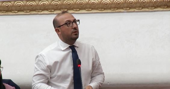 “Alo o shoku kryetar”/ Ironizon Korreshi: Rregullorja e Kuvendit si letër higjienike, por ta kishit bërë më të hollë! 11 korreshi 1 1