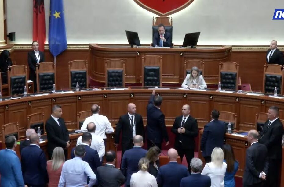 Opozita nuk lëshon foltoren dhe shkëmben replika me Peleshin/ Ndërpritet sërish seanca plenare 3 kuuvend