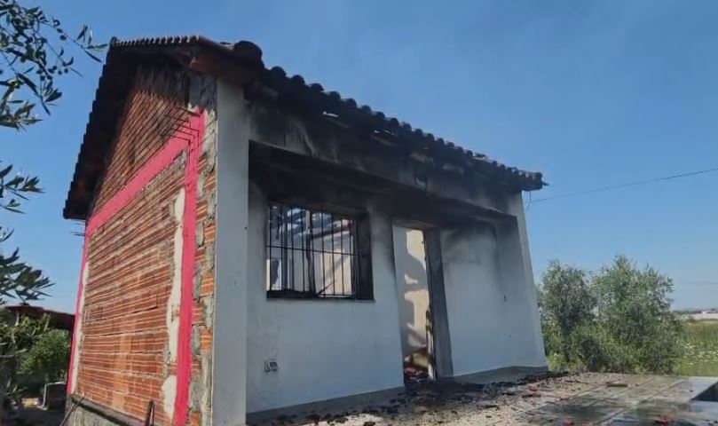 Zjarri shkrumbon një shtëpi të pabanuar në Stan Karbunarë të Lushnjës/ Dyshohet për shkëndijë elektrike 14 llll 1