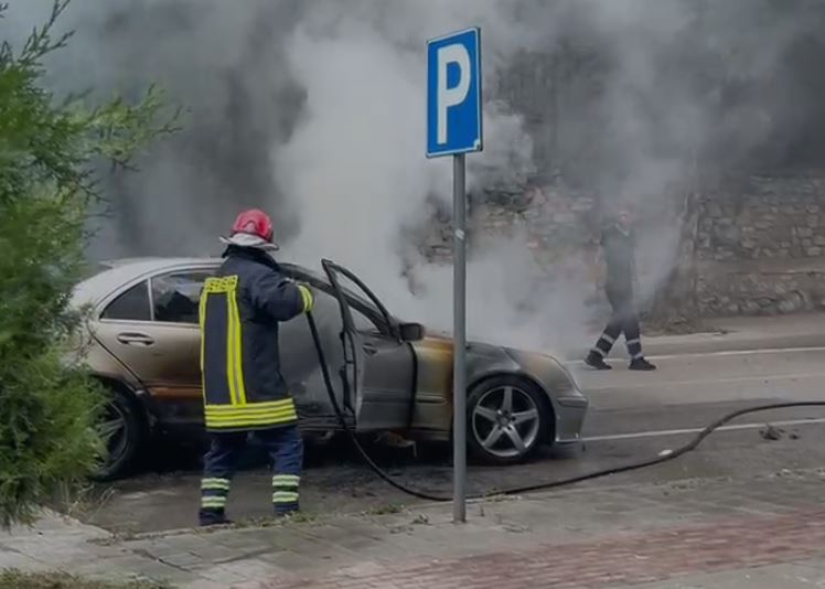 Makina përfshihet nga flakët/ Nuk dihen shkaqet, s’ka persona të lënduar