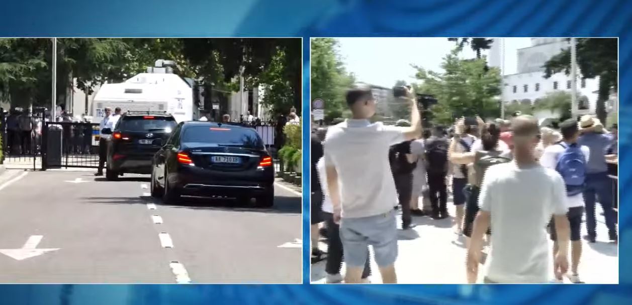 LIVE- Deputetët tentojnë të dalin nga Kuvendi, protestuesit bllokojnë hyrjen, makina e Peleshit kthehet pas! 11 makinaaaaaaaaaa