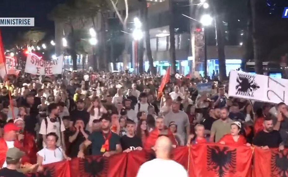 VIDEO – “Shqipëria kërkon revolucion”, “Rama në burg Berisha në burg”! Nis marshimi në Tiranë, protestuesit mbushin rrugët, përsërisin në kor kërkesat që i kanë nxjerrë në shesh 15 marshim 1