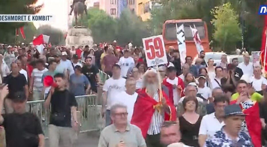 LIVE- “Revolucion!”/ Nis protesta para Kryeministrisë, protestuesit thirrje në kor: Ju erdhi fundi! 15 marshim 2