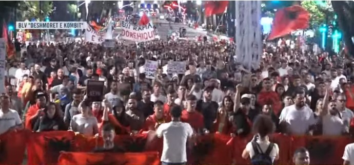 “Ju erdhi fundi!”/ Mbyllet pas katër orësh protesta para Kryeministrisë, qytetarët nisin marshimin në rrugët e Tiranës, nuk harrojnë dy djemtë e burgosur: Jemi me ju! 12 marshimi
