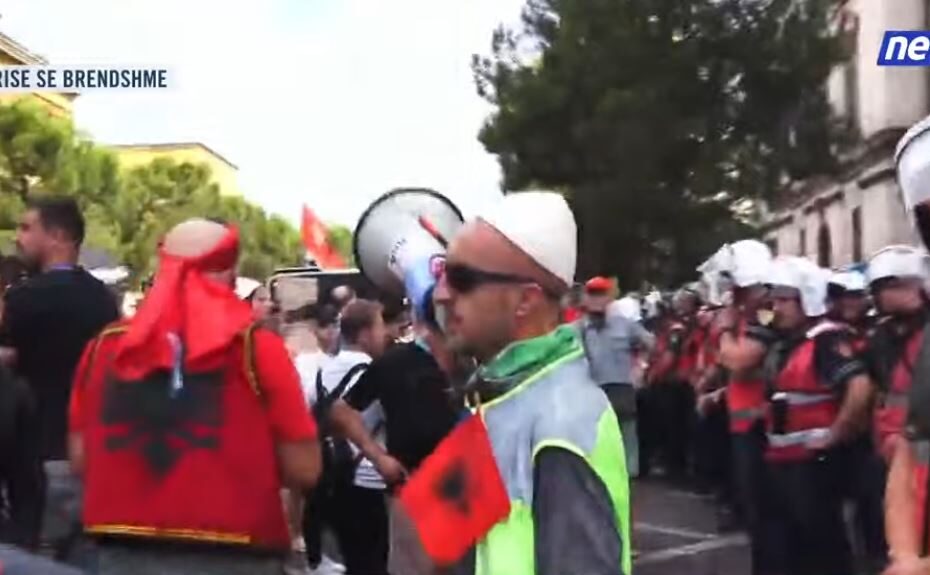 LIVE- Protestuesit ndryshojnë ‘skenarin’, zhvendosen para Pedonales, bllokojnë rrugën. Policia gardh 8 ministrje