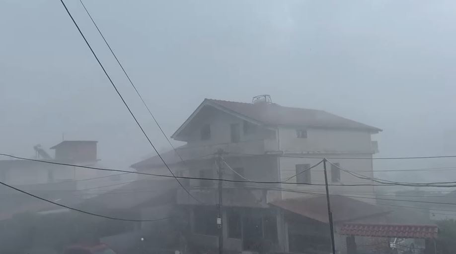 “Çmendet” moti në Elbasan! Stuhi e fuqishme me shi, breshër dhe erëra të forta paralizon qarkullimin në qytet 14 moti ne elbasan