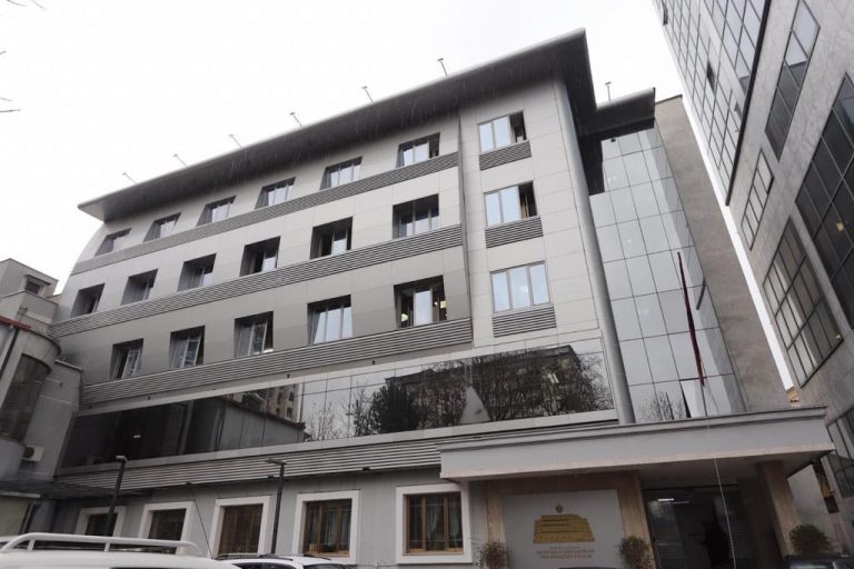 Reduktim i mjekëve në qendra shëndetësore dhe spitale, reagon Ministria e Shëndetësisë