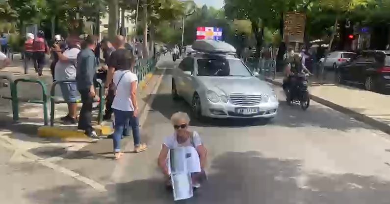 U tërhoq zvarrë nga policia/ E moshuara nuk dorëzohet, sërish në revoltën kundër Ramës, ulet në rrugë dhe proteston (VIDEO) 7 nena policiaaaa