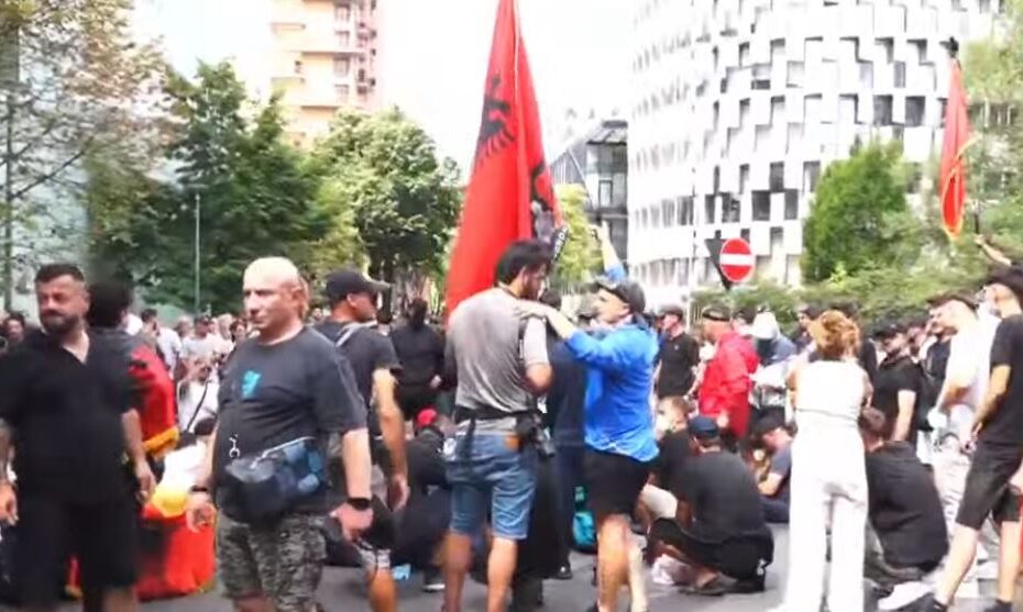 LIVE- Pas marshimit, një grup protestuesish rikthehen në hyrjen e Kuvendit/ Qytetarët të ndarë në disa fronte, ulen në shesh: Deputetë frikacakë 13 plazaaa