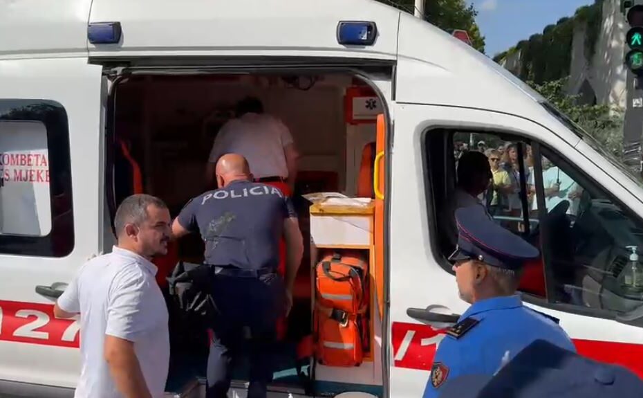 policia ambulanca protesta